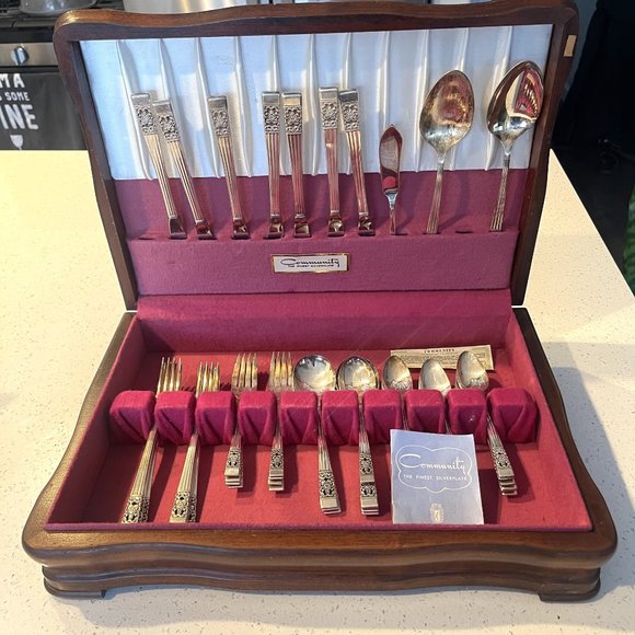 Vintage Set of 51 Oneida Community Silverplated Silverware - Picture 1 of 7